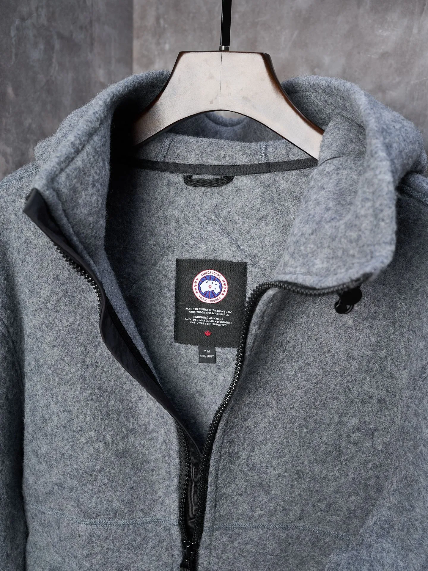 P780 Actual hanging auction] CANADA GOOSE/Canada Goose Chilliwack Black Label Wool Fleece Bomber Jacket [Ready Stock] S M L XL This black label Chilliwack Wool Fleece Bomber Jacket is warm and breathable. It is made of Kind Fleece wool fabric. This is our new generation of fleece fabric. It is warm and breathable, helping to stop the earth from warming and dispelling severe cold for mankind. Following the adjustable streamlined hood of the Chilliwack parka, the loose fit makes it comfortable to wear. Rib knit cuffs and hem, CORDURA® reinforcement in high-wear areas for added durability, two exterior zippered side-seam pockets. Dry cleaning is recommended to preserve the texture of the clothing.